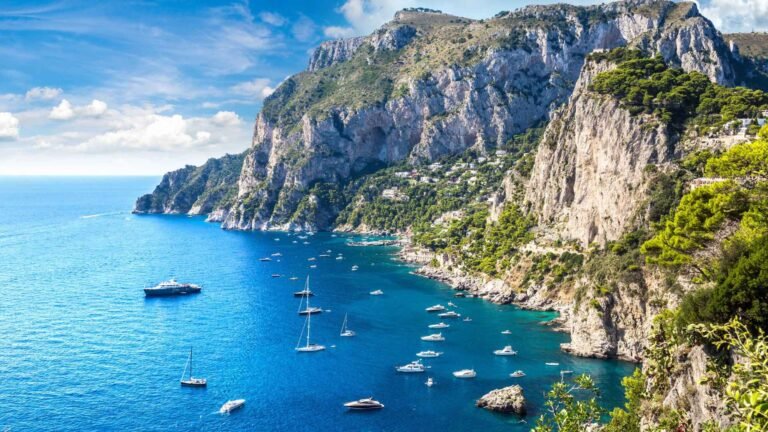 Yacht ai Faraglioni di Capri con broker nautico