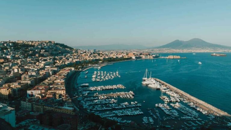 Yacht nel golfo di Napoli con broker nautico locale