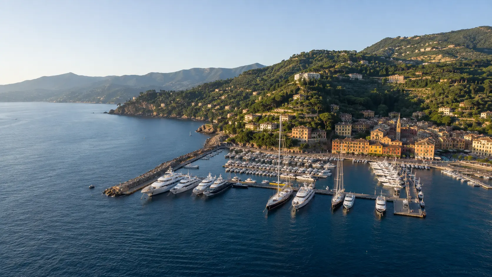 Barche e yacht in una marina italiana